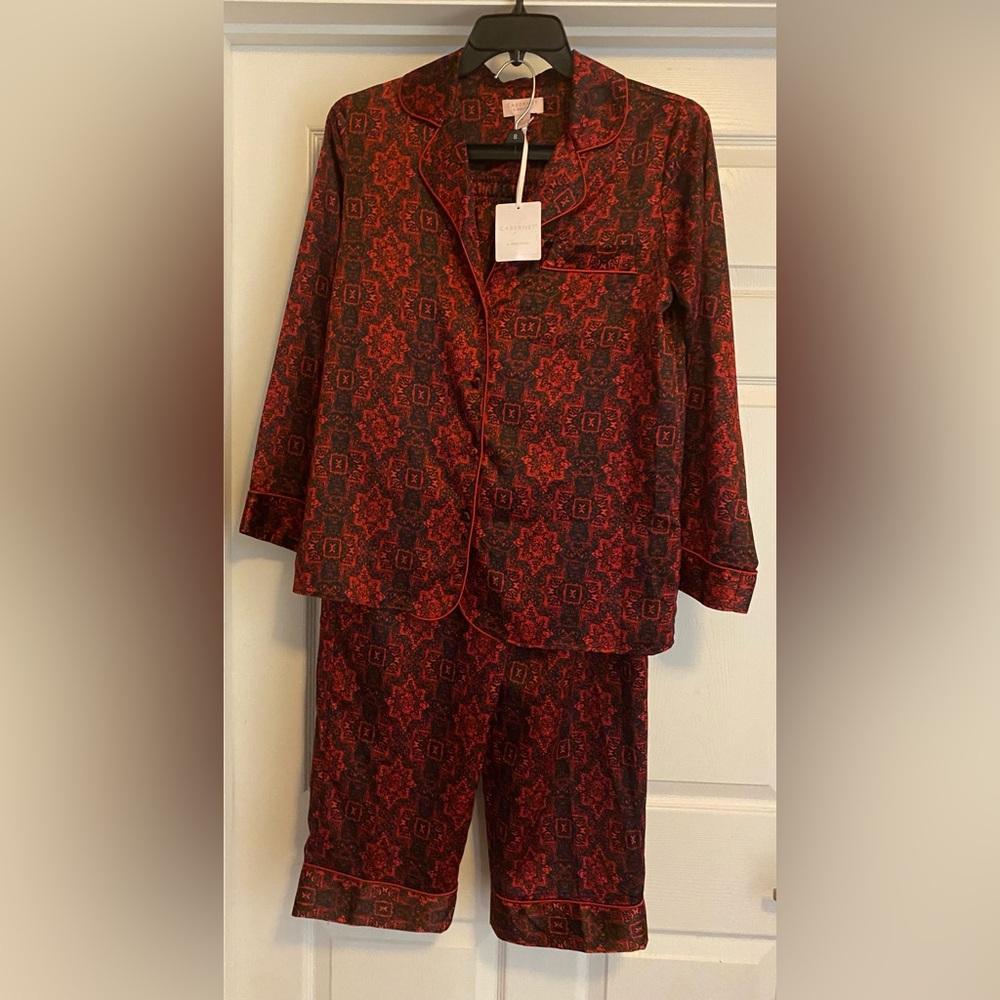 RED PRINT, PAJAMA SET, WITH POCKETS. SIZES RUNS LARGE.